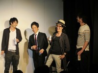 突然現れた磁石・佐々木（左）。