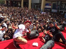 ゴリけん、パラシュート部隊による「DVD発売記念 ゴリパラ見聞録大感謝祭」の様子。(c)テレビ西日本