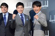 ダンヒルの「勝負服」お披露目イベントに出席した（左から）永島昭浩とジャルジャル。