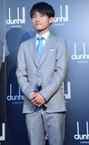 ダンヒル漫才に挑戦 ジャルジャルが前園らとスーツ姿披露 お笑いナタリー