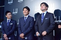 （左から）前園真聖と福田正博が「勝負服」を着用した。