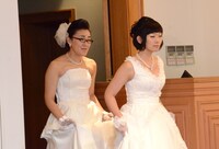 ウエディングドレスで入場するたんぽぽ。