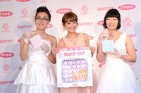 「Kawaii Select（かわいいセレクト）虫よけバリア」のイベントに出席したたんぽぽと鈴木奈々（中央）。