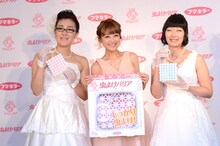 「Kawaii Select（かわいいセレクト）虫よけバリア」のイベントに出席したたんぽぽと鈴木奈々（中央）。