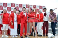 芸人たちが自分の持ちギャグを一斉に披露した場面。