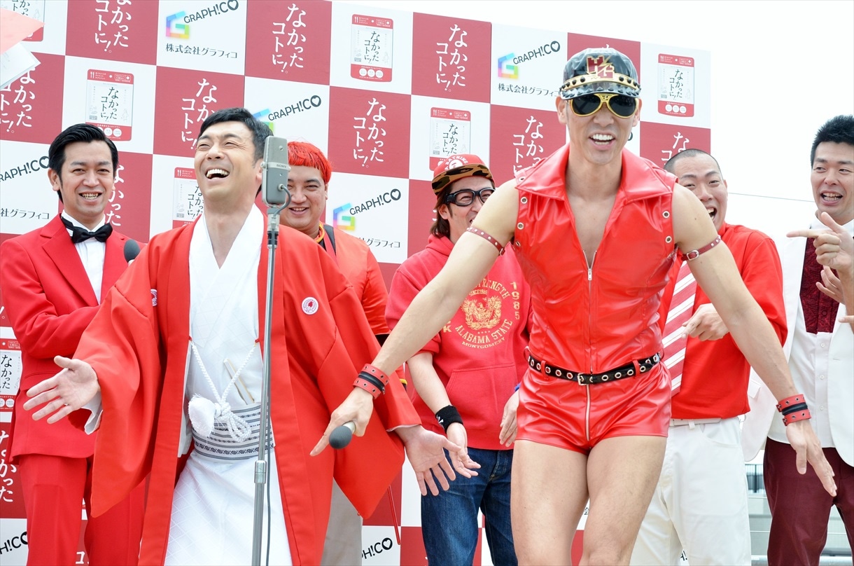 ギャグを共有する（手前左から）天津・木村、レイザーラモンHG。