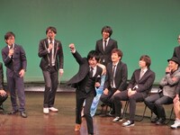 トークのオチを観客と一緒に言おうとする瀧上。