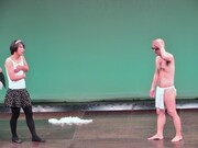 互いの見られたくない所を手で隠す新妻と岩崎の野球拳。