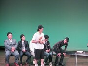 「七変化」でうつぼを抱いて現れた岡安。