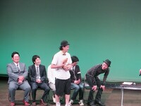 「七変化」でうつぼを抱いて現れた岡安。