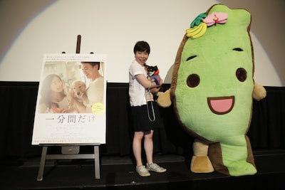 映画「一分間だけ」の公開直前イベントに登壇した山田花子（中央）。右は台湾のキャラクター・タイワンダー☆。