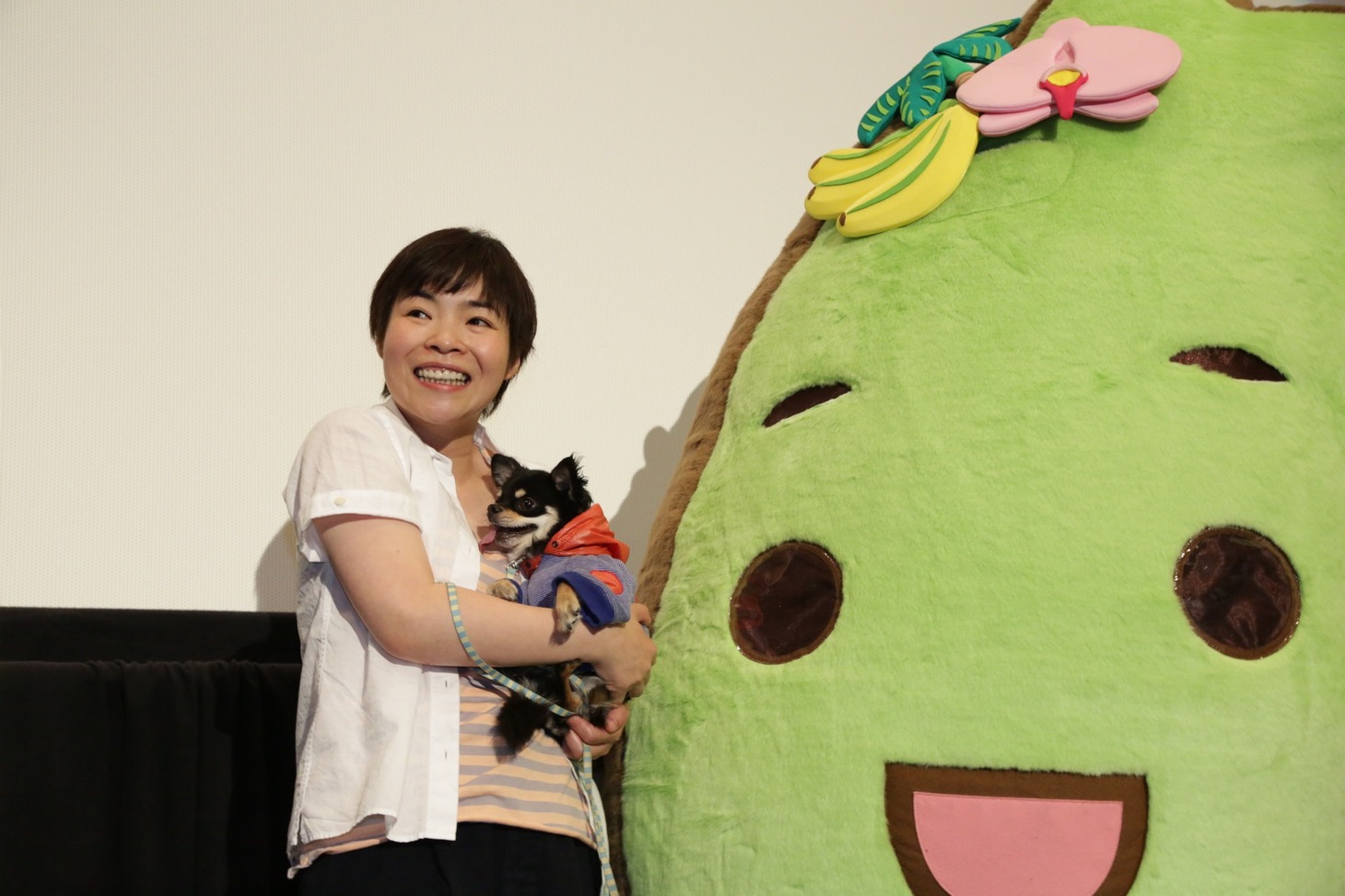 愛犬のチワワを抱く山田花子。