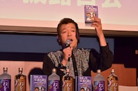 自著「スナックあるある」をPRする玉袋筋太郎。