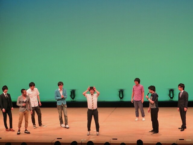 FKD48による前説で、ガンダムを披露したちゅうえい。