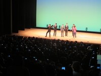 会場からフラッシュを浴びる芸人たち。