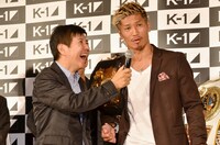 城戸康裕選手（右）に話を聞く関根勤（左）。