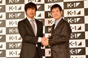「K-1」公式サポーターに就任した関根勤（右）と、K-1プロデューサーの前田憲作（左）。