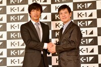 「K-1」公式サポーターに就任した関根勤（右）と、K-1プロデューサーの前田憲作（左）。