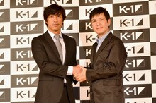 「K-1」公式サポーターに就任した関根勤（右）と、K-1プロデューサーの前田憲作（左）。