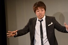 前説を務める三拍子・高倉。