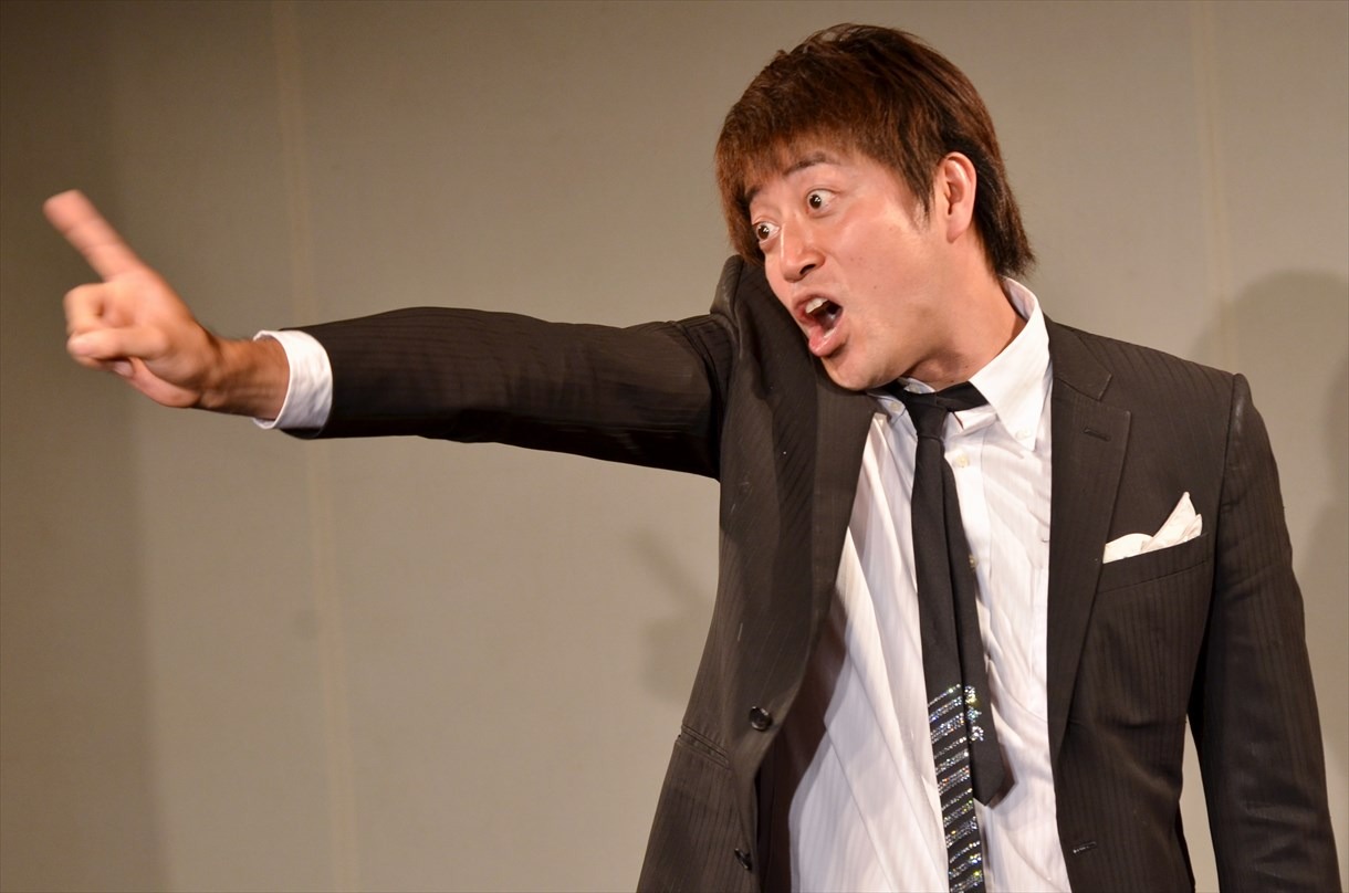 ピンネタを披露する三拍子・高倉。