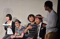 発表された公約に騒然とする芸人たちと、K-PROの児島気奈代表（左端）。