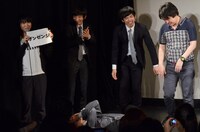 「丸1日10公演耐久ライブ」のMCがくじ引きでザンゼンジに決まった瞬間、壇上に倒れて仰向けになるザンゼンジ三福（画面下）。