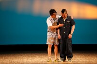 下ネタで盛り上がる（左から）宮川大輔、ケンドーコバヤシ。