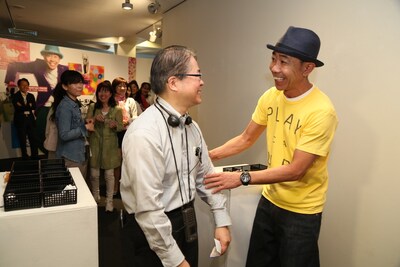 「『木梨憲武展×20years』INSPIRATION -瞬間の好奇心」に姿を見せ、チケットもぎりを行う木梨憲武（右）。