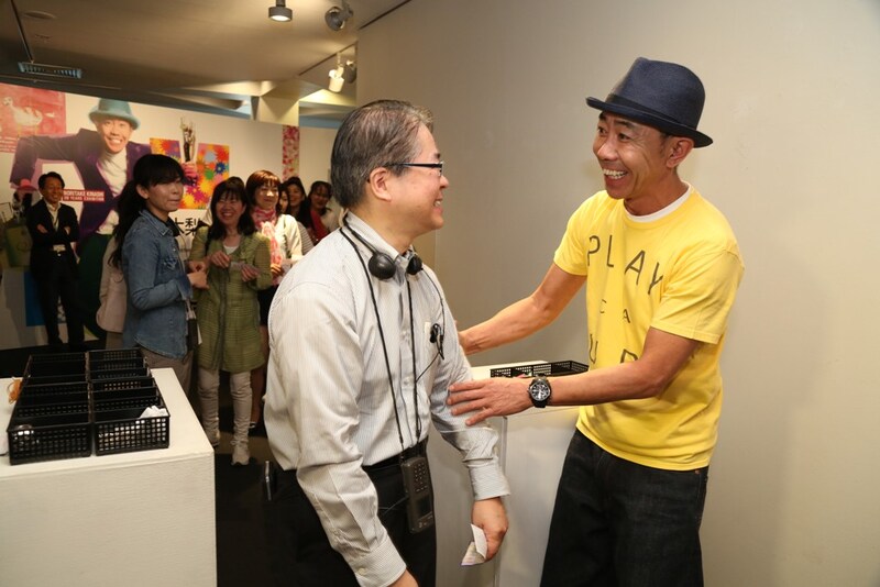 「『木梨憲武展×20years』INSPIRATION -瞬間の好奇心」に姿を見せ、チケットもぎりを行う木梨憲武（右）。