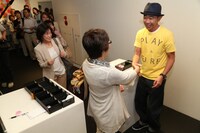 「『木梨憲武展×20years』INSPIRATION -瞬間の好奇心」に姿を見せた木梨憲武（右）。