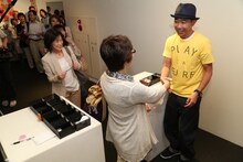 「『木梨憲武展×20years』INSPIRATION -瞬間の好奇心」に姿を見せた木梨憲武（右）。