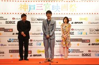 「神戸三宮映画祭」の前夜祭に出演した、原田泰造（中央）、本広克行監督（左）、小橋めぐみ（右）。