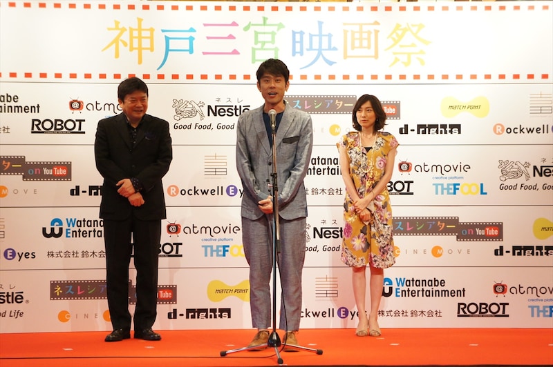 「神戸三宮映画祭」の前夜祭に出演した、原田泰造(中央)、本広克行監督(左)、小橋めぐみ(右)。