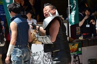 しまぞうZ（左）の攻撃を食らったキャプテン★ザコ（中央）。