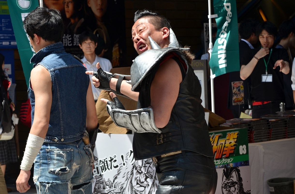 しまぞうZ（左）の攻撃を食らったキャプテン★ザコ（中央）。