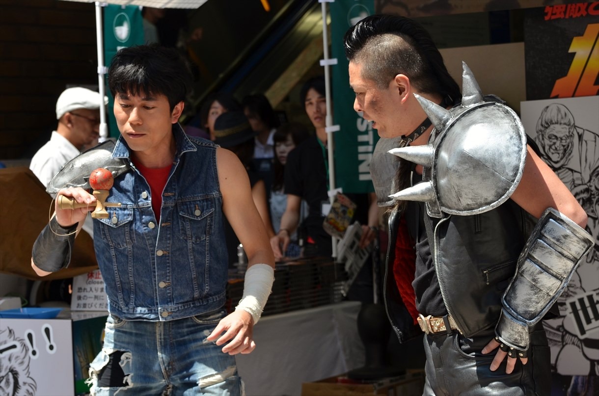 特技のけん玉を披露する、しまぞうZ（左）。