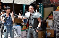 特技のバルーンアートを披露するキャプテン★ザコ（中央）。