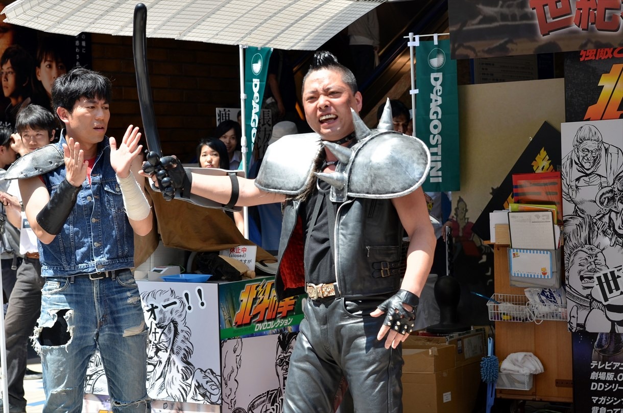 特技のバルーンアートを披露するキャプテン★ザコ（中央）。