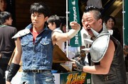 「北斗の拳」DVDを適任・キャベツ確認中が街頭PR