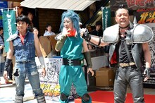 キャベツ確認中と、劇団アニメ座でも活動する稲垣昌秋（中央）。