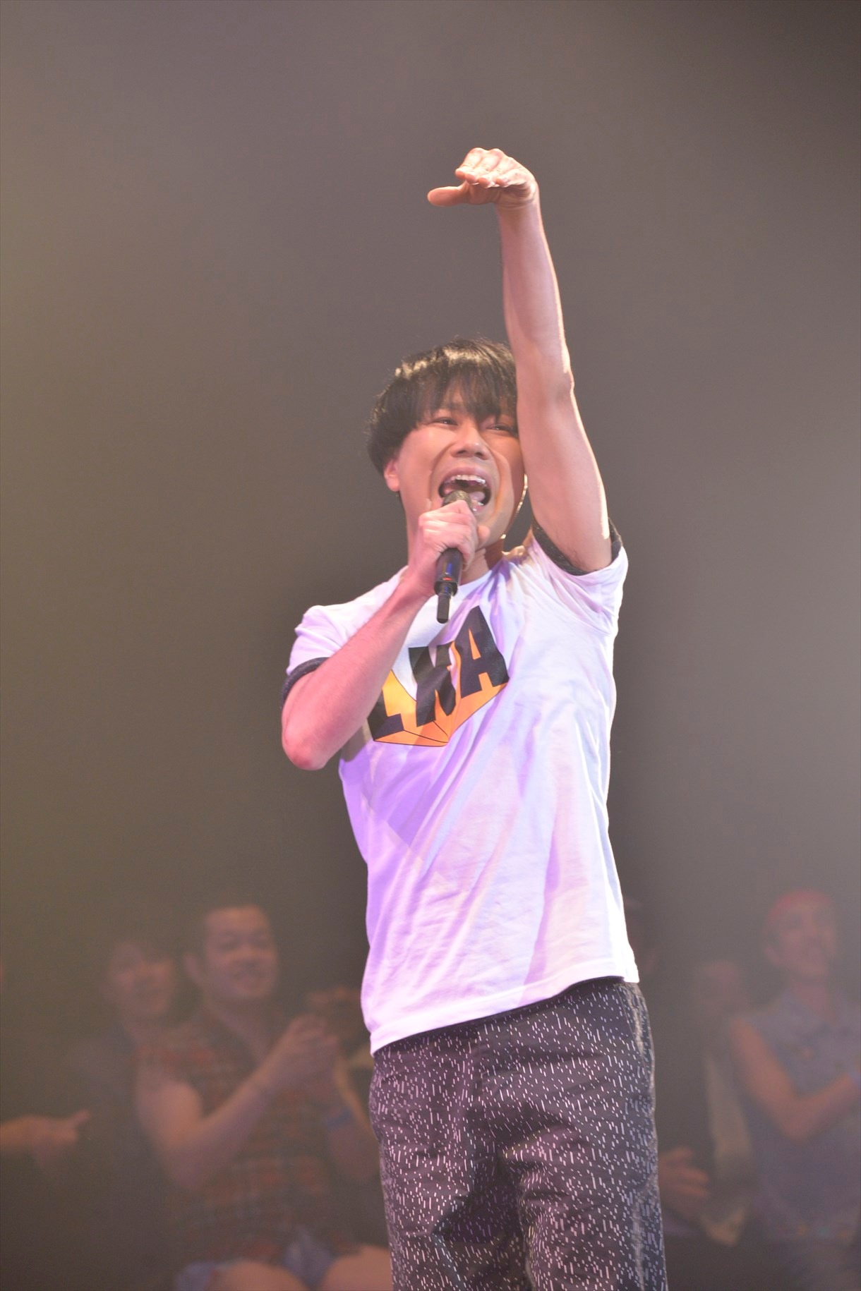 カラテカ入江プロデュースのイベントで持ち歌「ナンダカンダ」を披露する藤井隆。