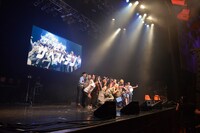 記念写真を撮影する様子。