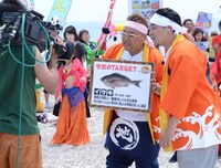 ターゲットとなるイサキを紹介するサンドウィッチマン。