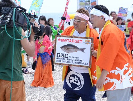 ターゲットとなるイサキを紹介するサンドウィッチマン。