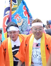 地引き網に掛かった魚を確かめるサンドウィッチマン。