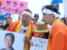 坂上忍の母とともに坂上の誕生日を祝うサンドウィッチマン。