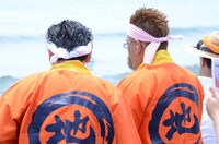 地引き網に掛かった魚を確かめるサンドウィッチマン。