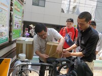 自転車の準備をする偉い人とバッドナイス常田。それを見守るあばれる君。