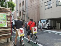 東京・表参道GROUNDを出発したあばれる君とバッドナイス常田。